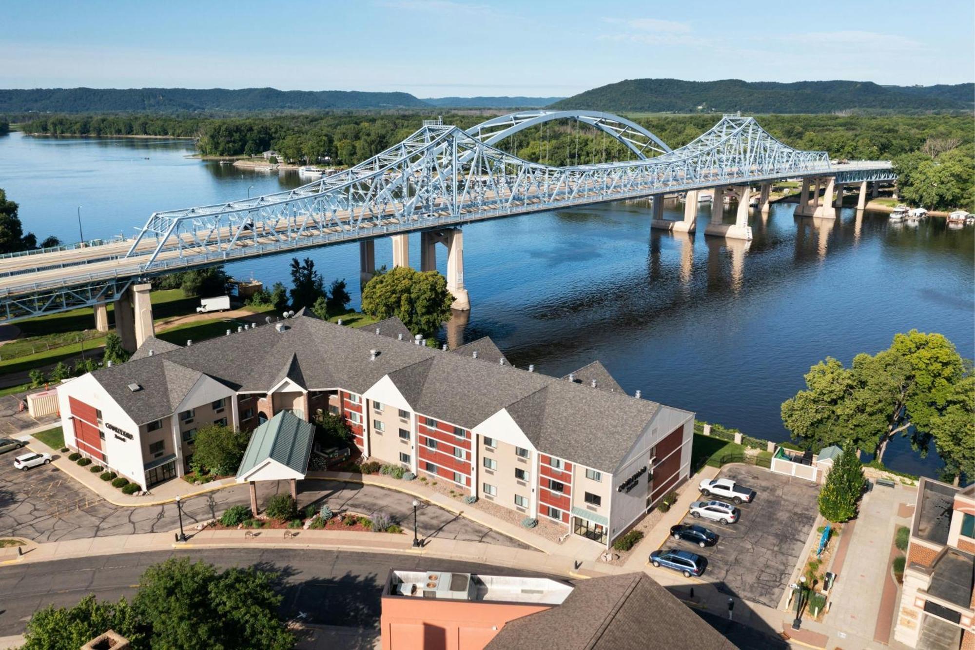 Courtyard La Crosse Downtown/Mississippi Riverfront Екстериор снимка