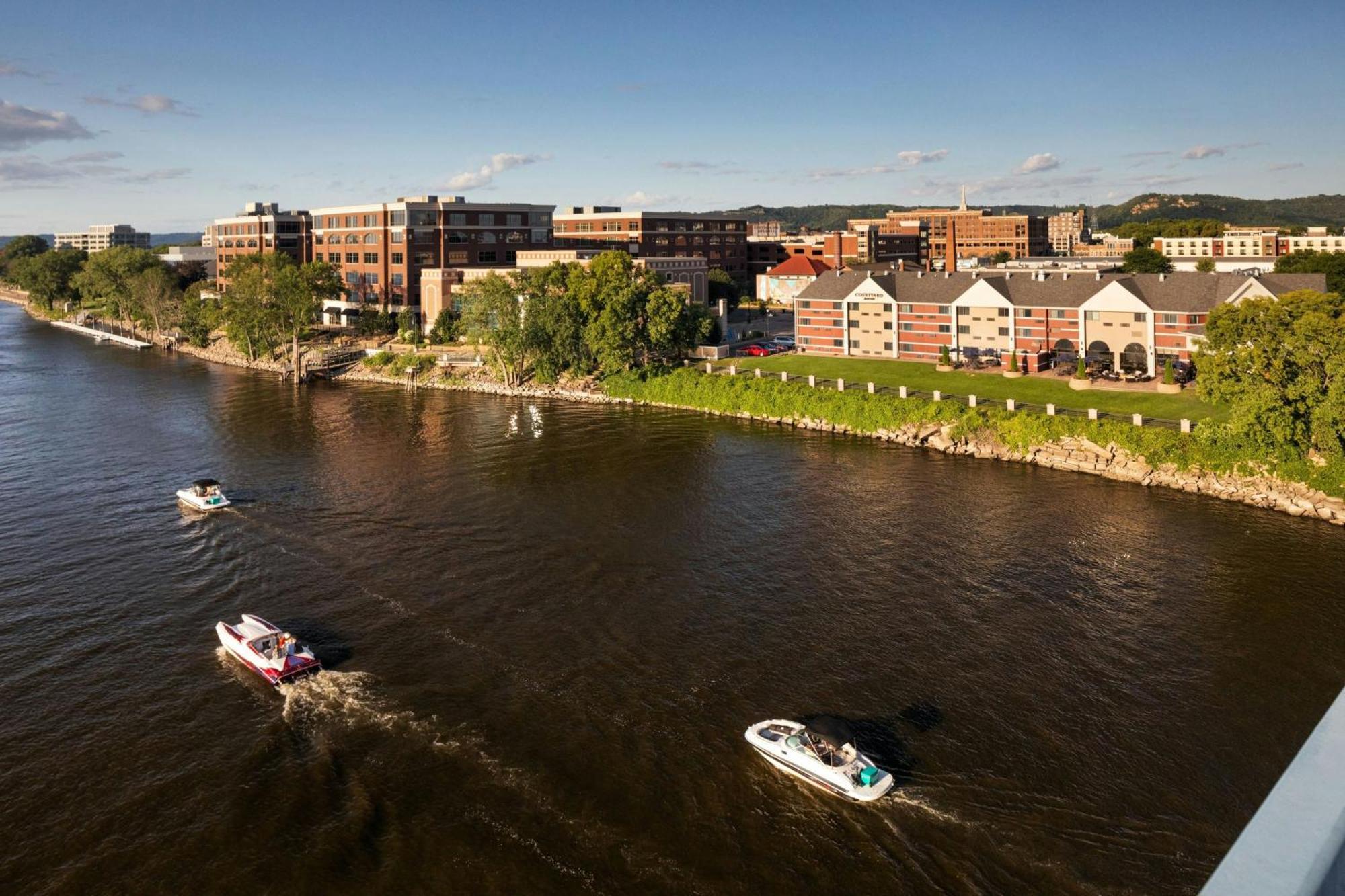 Courtyard La Crosse Downtown/Mississippi Riverfront Екстериор снимка
